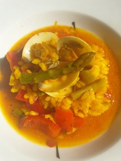 Una foto de Arroz caldoso con almejas y espárragos🌶
