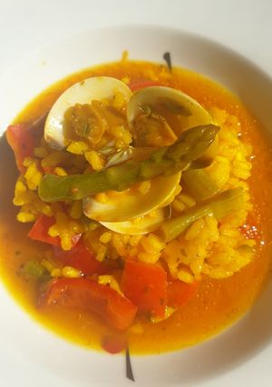 Una foto de Arroz caldoso con almejas y espárragos🌶