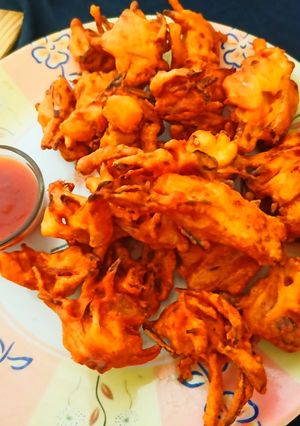 आलू प्याज के पकोड़े Aloo pyaz ke crispy pakore recipe in hindi) रेसिपी मुख्य फोटो