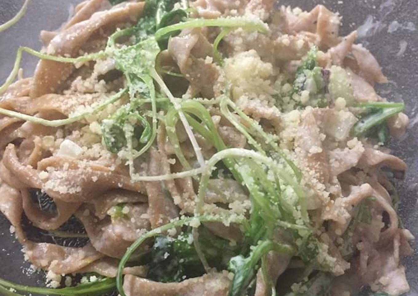 Fideos integrales de calabaza con salsa crema de rúcula