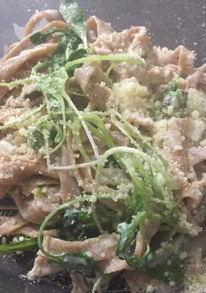 Una foto de Fideos integrales de calabaza con salsa crema de rúcula