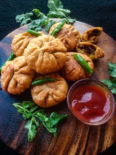 পেঁয়াজের খাস্তা কচুরি (peyajer khasta kachuri recipe in Bengali) রেসিপির প্রধান ছবি