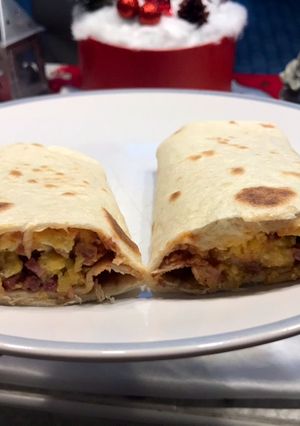 Napindító baconös-sajtos rántotta tortilla tekercsben recept fotója