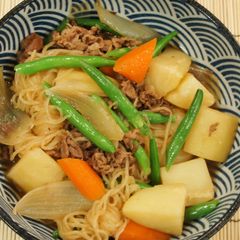 A picture of Japanese meat and potato stew or Nikujaga (肉じゃが).