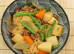 A picture of Japanese meat and potato stew or Nikujaga (肉じゃが).