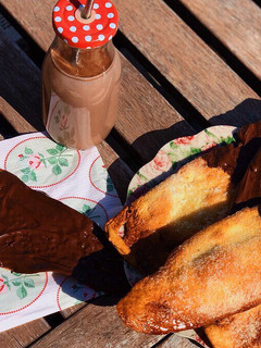 Una foto de “Coca de vidre” con chocolate