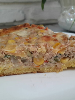 Una foto de Quiche primavera de atún con masa de harina de maíz