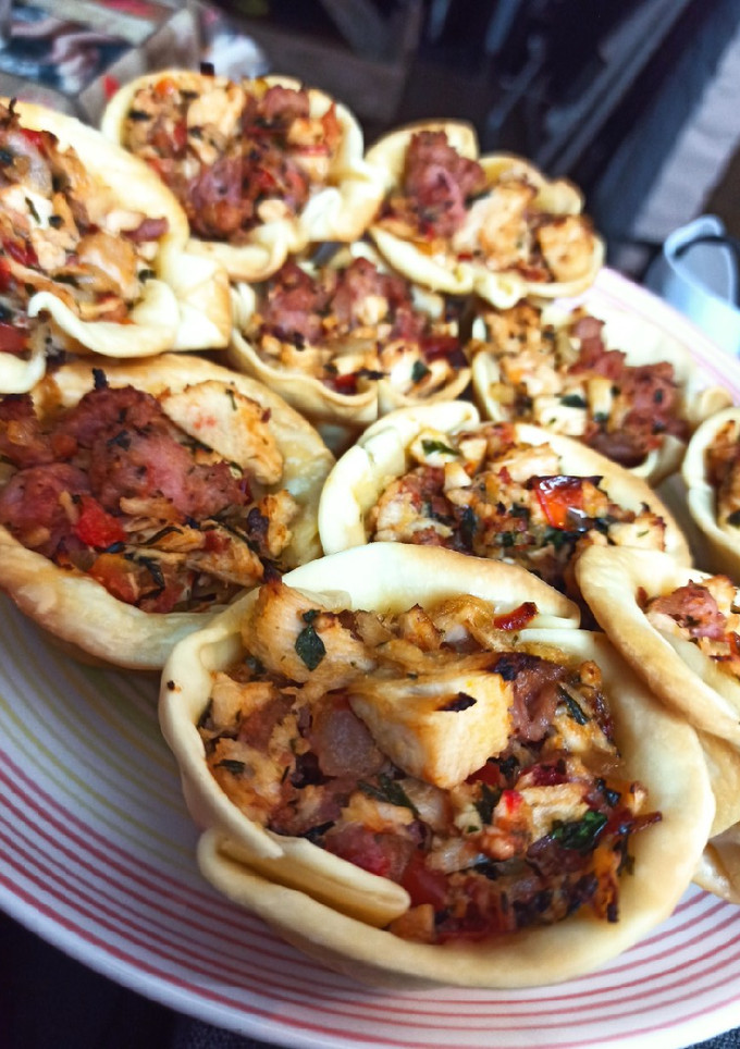 Una foto de Mini tartas de pollo y chorizo
