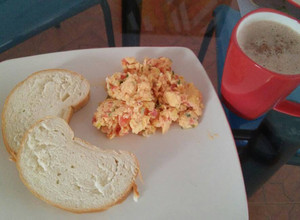 Una foto de Huevos pericos