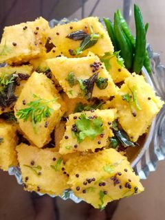झटपट ढोकळा (dhokla recipe in marathi) रेसिपी चे मुख्य फोटो