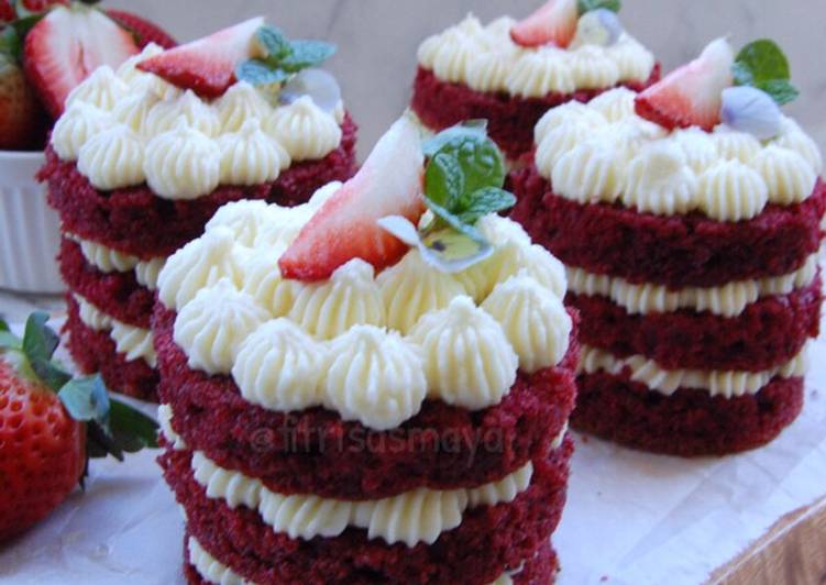 Mini Red velvet cakes with creamcheese frosting