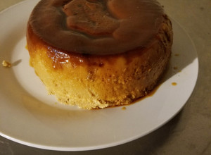 Una foto de Flan de queso con café