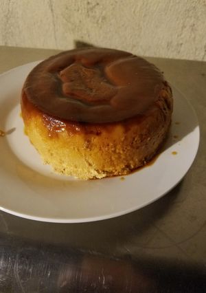 Una foto de Flan de queso con café