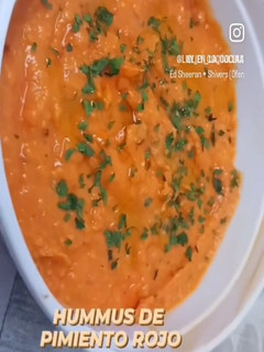 Una foto de Hummus de pimiento rojo