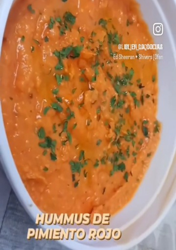 Una foto de Hummus de pimiento rojo