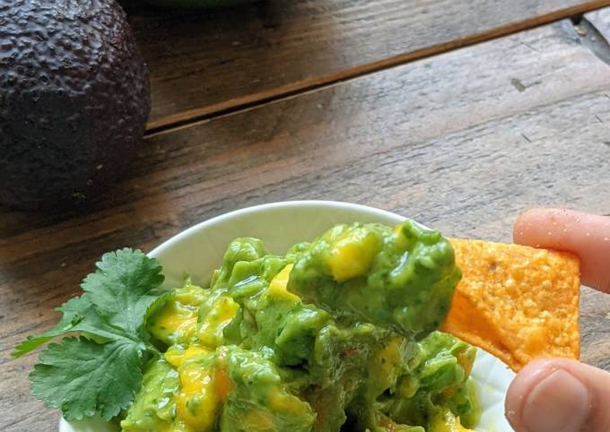 Chunky Mango Guacamole