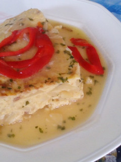 Una foto de Tortilla de patatas en salsa (Aprovechando que me quedó )