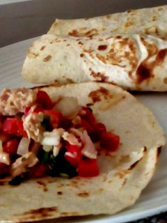 Una foto de Tortillas con Atún y Guiso Colombiano
