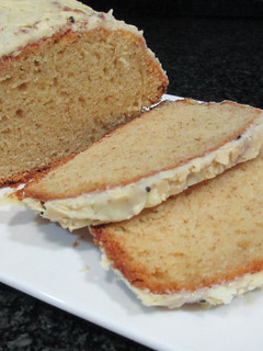 Una foto de Bizcocho con dos harinas al limón y glaseado de chocolate blanco