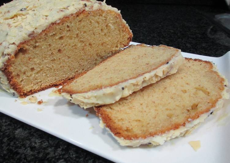 Bizcocho con dos harinas al limón y glaseado de chocolate blanco