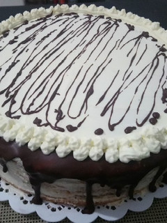 Una foto de Torta sencilla rellena con dulce de leche