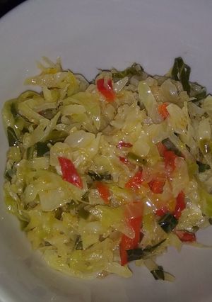 A picture of Chilli peppered cabbage.