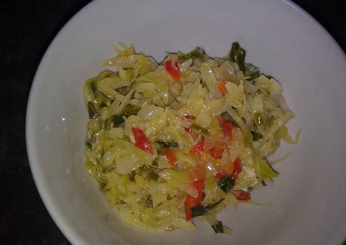Chilli peppered cabbage
