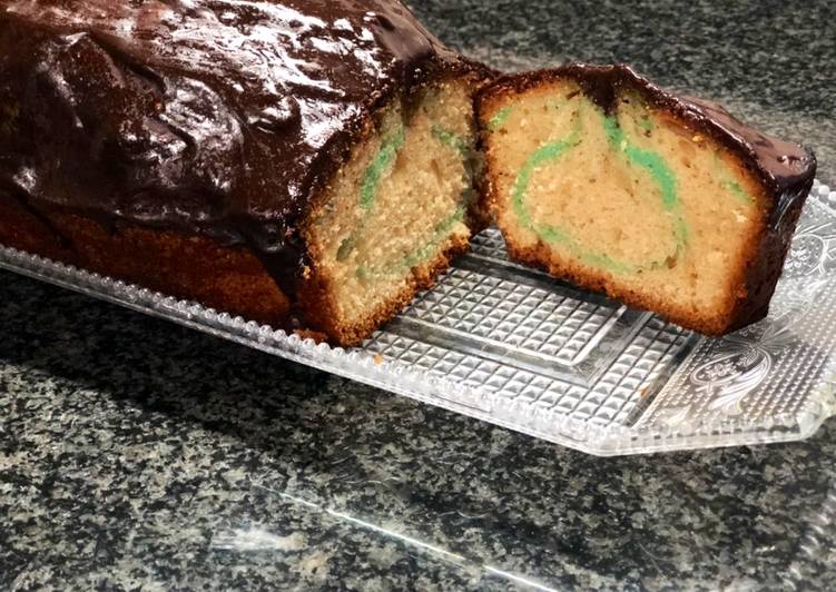 Bizcocho hulk con cobertura de chocolate