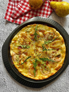 Una foto de Pizza de pera, jamón y quesos