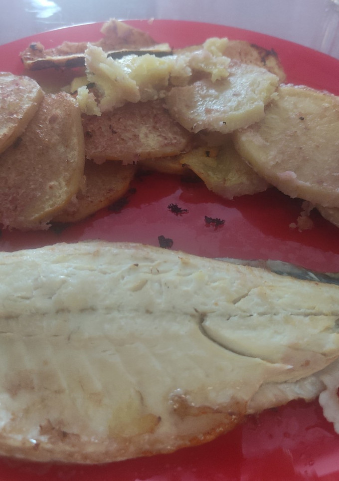Una foto de Lubina con patatas en la freidora de aire