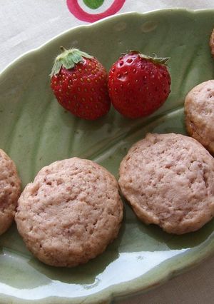 A picture of Chunky Strawberry Cookies.