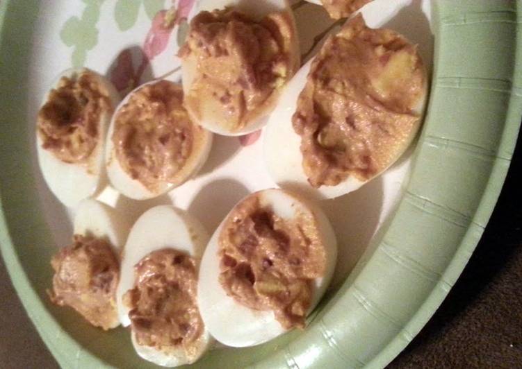 How to Prepare Perfect Deviled Eggs w/ Bacon