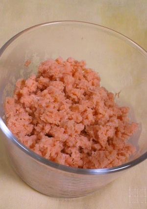 A picture of Fluffy and Simple Salmon Flakes.