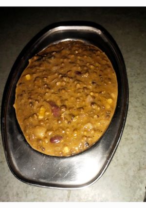 दाल मखनी(dal makhani recipe in hindi) रेसिपी मुख्य फोटो