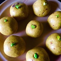 A picture of Besan ladoo.