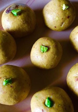 A picture of Besan ladoo.