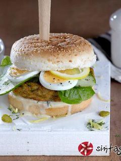 Φωτογραφία της συνταγής Burger με μπιφτέκι τόνου και γλυκιά σος λεμονιού
