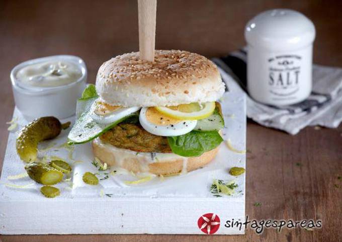 κύρια φωτογραφία συνταγής Burger με μπιφτέκι τόνου και γλυκιά σος λεμονιού