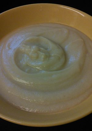 A picture of Irmgards Creamy Cauliflower Soup. Serves 7 & 90 cals per serving. (•ิ_•ิ).