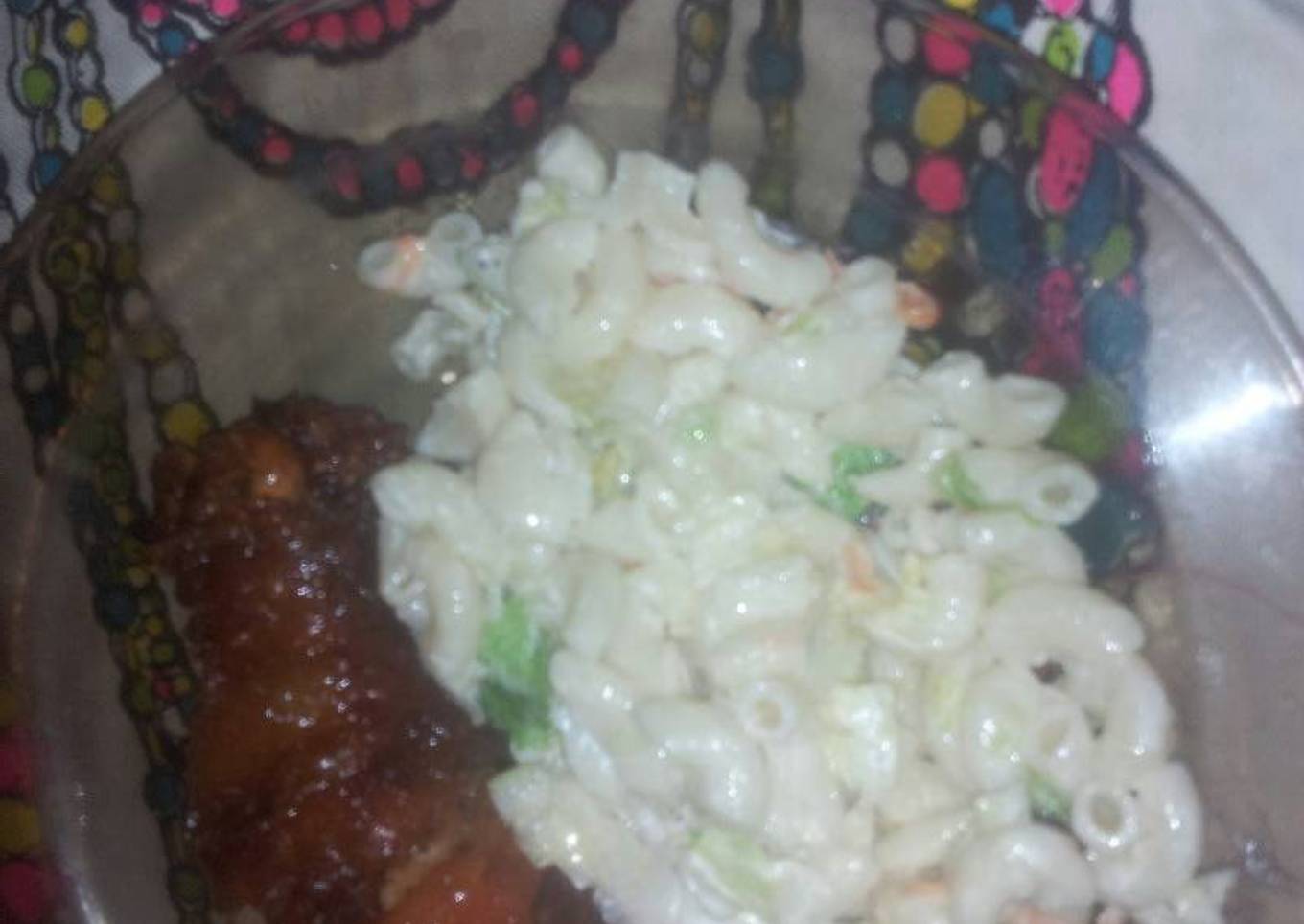 Pollo aderezado de mostaza y ensalada sencilla