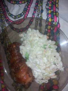 Una foto de Pollo aderezado de mostaza y ensalada sencilla