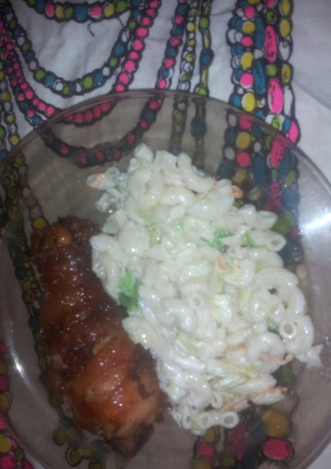 Una foto de Pollo aderezado de mostaza y ensalada sencilla