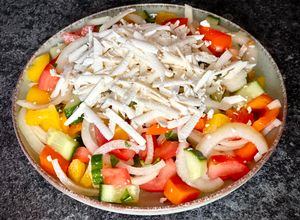 Una foto de 🇧🇬 Ensalada SHOPSKA (Шопска салата, Bulgaria)