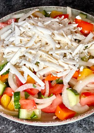 Una foto de 🇧🇬 Ensalada SHOPSKA (Шопска салата, Bulgaria)