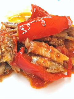 Una foto de Sardinas picantes con tomate y pimientos