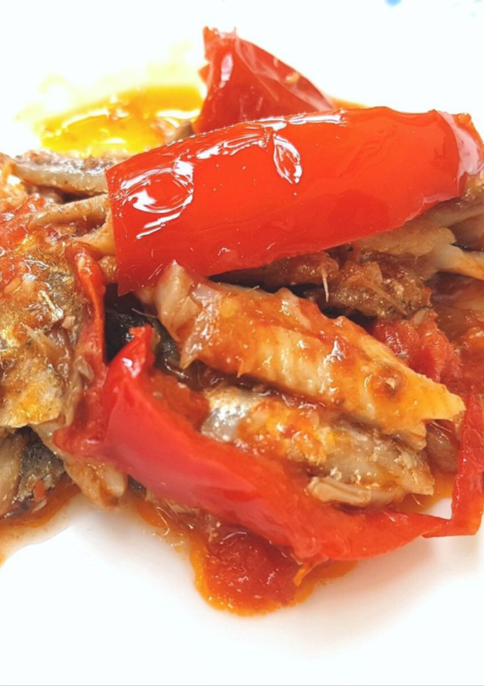 Una foto de Sardinas picantes con tomate y pimientos