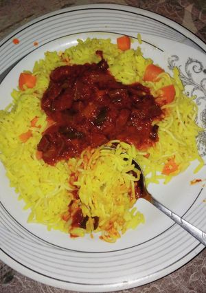 A picture of Dahuwar shinkafa mai curry da miyar hanta.
