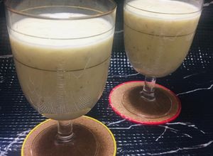 Una foto de Milk Shake de frutas con leche de Coco y Frutos Secos !