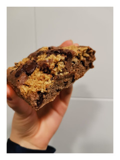 Una foto de Brownie con galleta - Brookies