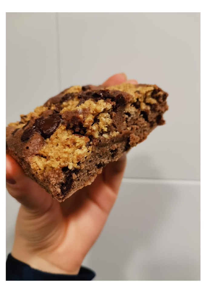 Una foto de Brownie con galleta - Brookies
